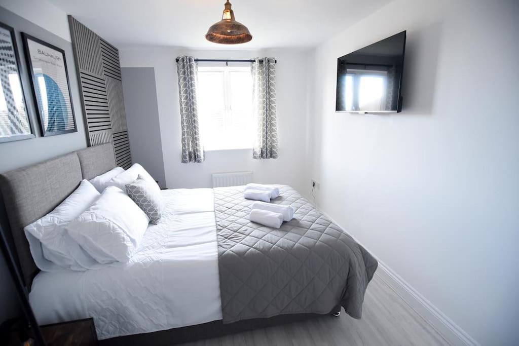 Modern 4 Bed - - Parking *