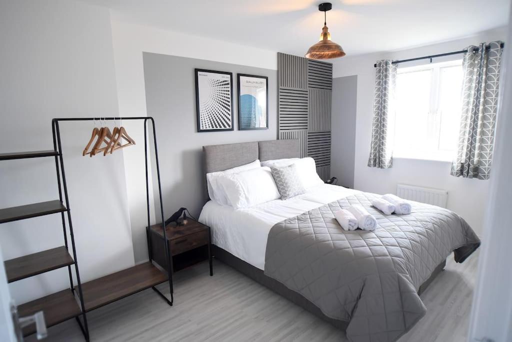 Modern 4 Bed - - Parking * Lincoln