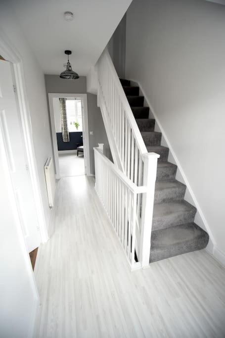 Modern 4 Bed - - Parking *