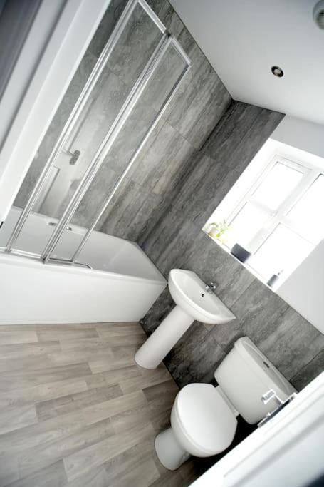 Modern 4 Bed - - Parking Holiday home *