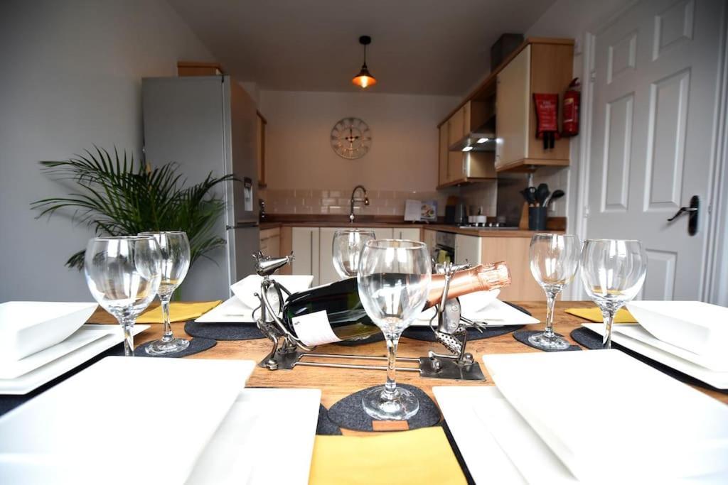 Modern 4 Bed - - Parking Holiday home *