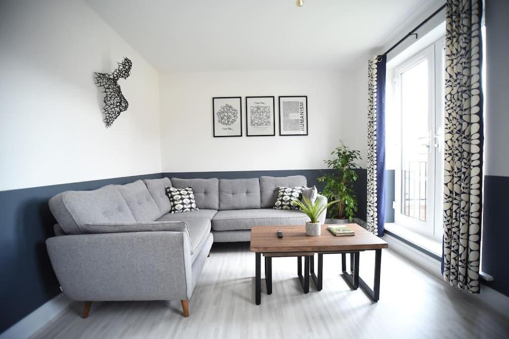 Modern 4 Bed - - Parking Holiday home Lincoln