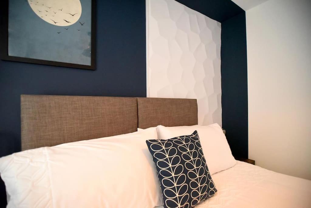Modern 4 Bed - - Parking Holiday home Lincoln