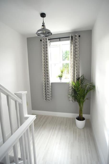 Modern 4 Bed - - Parking Lincoln