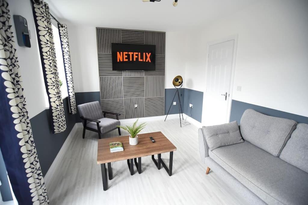 Modern 4 Bed - - Parking *