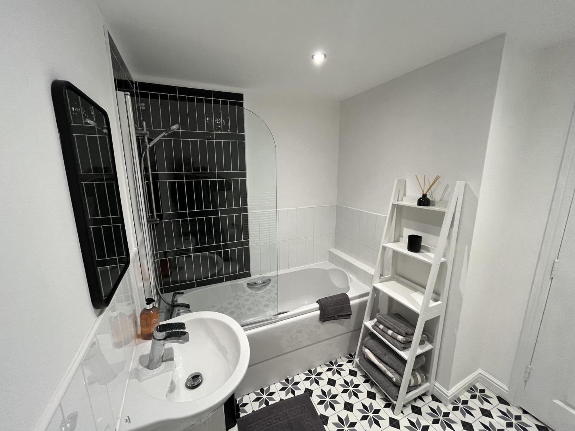 Beautiful 2-bed Near Centre Apartment