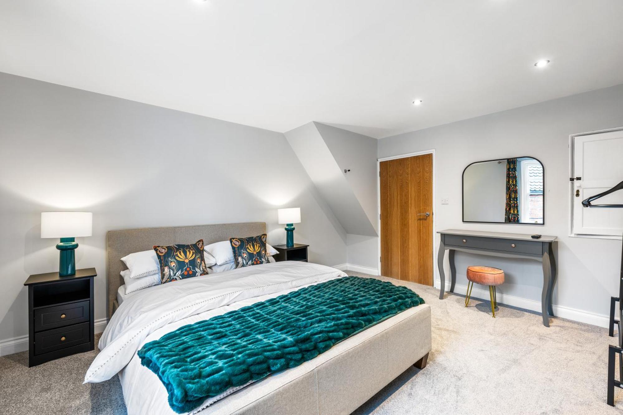 32 Bailgate, *