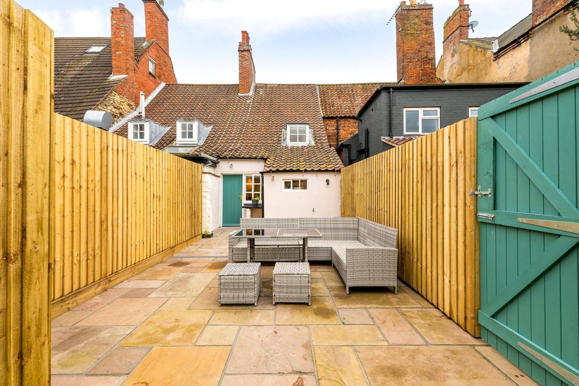 32 Bailgate, *