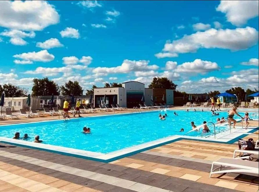Caravansleeps6-hottub-garden-waterwonderland Holiday home