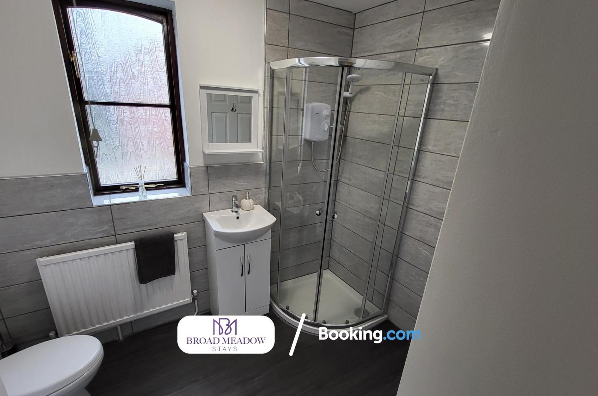 Broad Meadow Stays: 3-bed House With Parking In Holiday home *