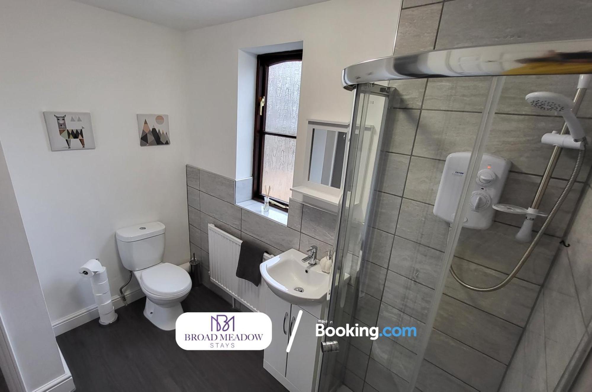 Holiday home Broad Meadow Stays: 3-bed House With Parking In