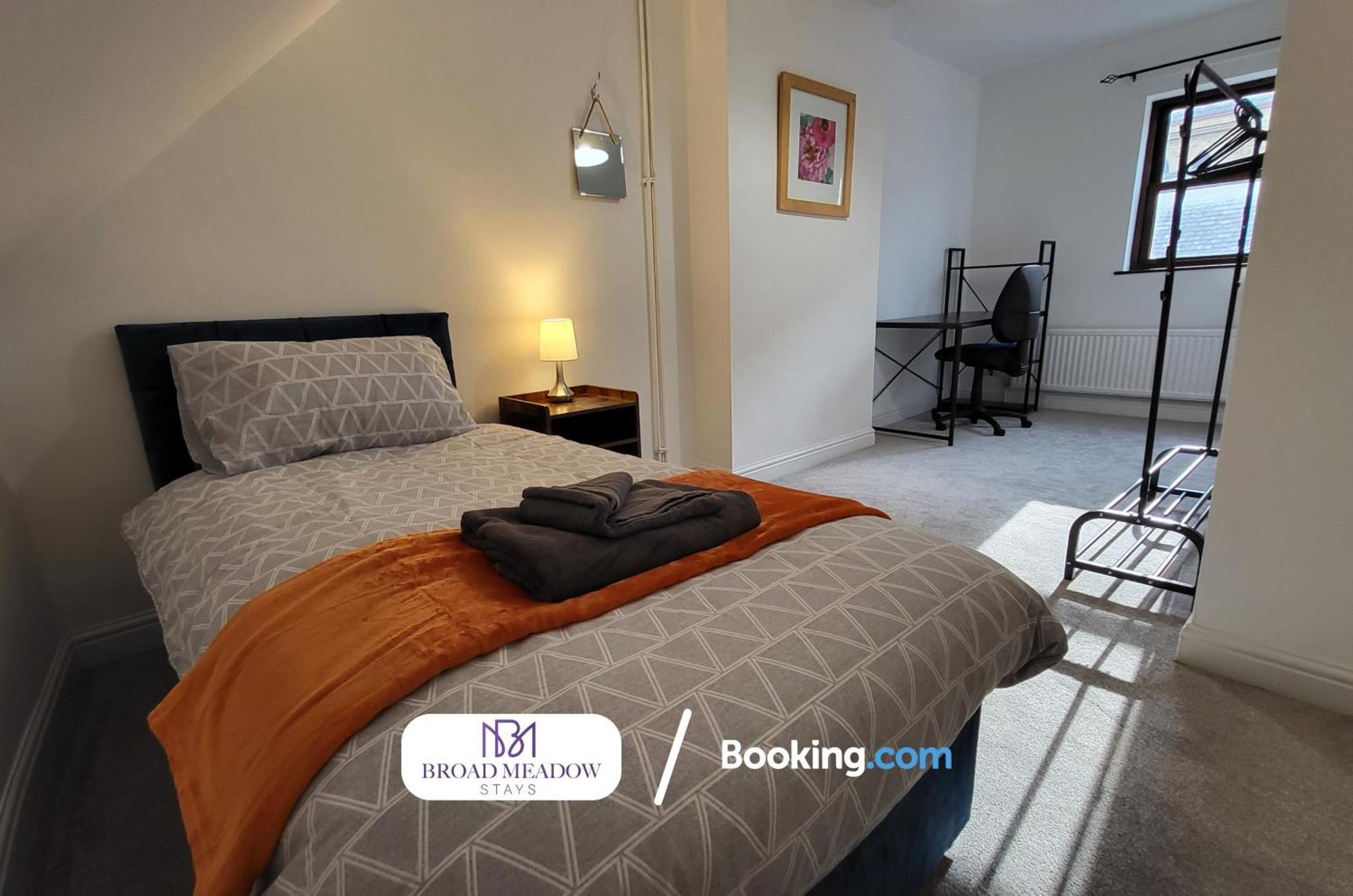 Broad Meadow Stays: 3-bed House With Parking In *