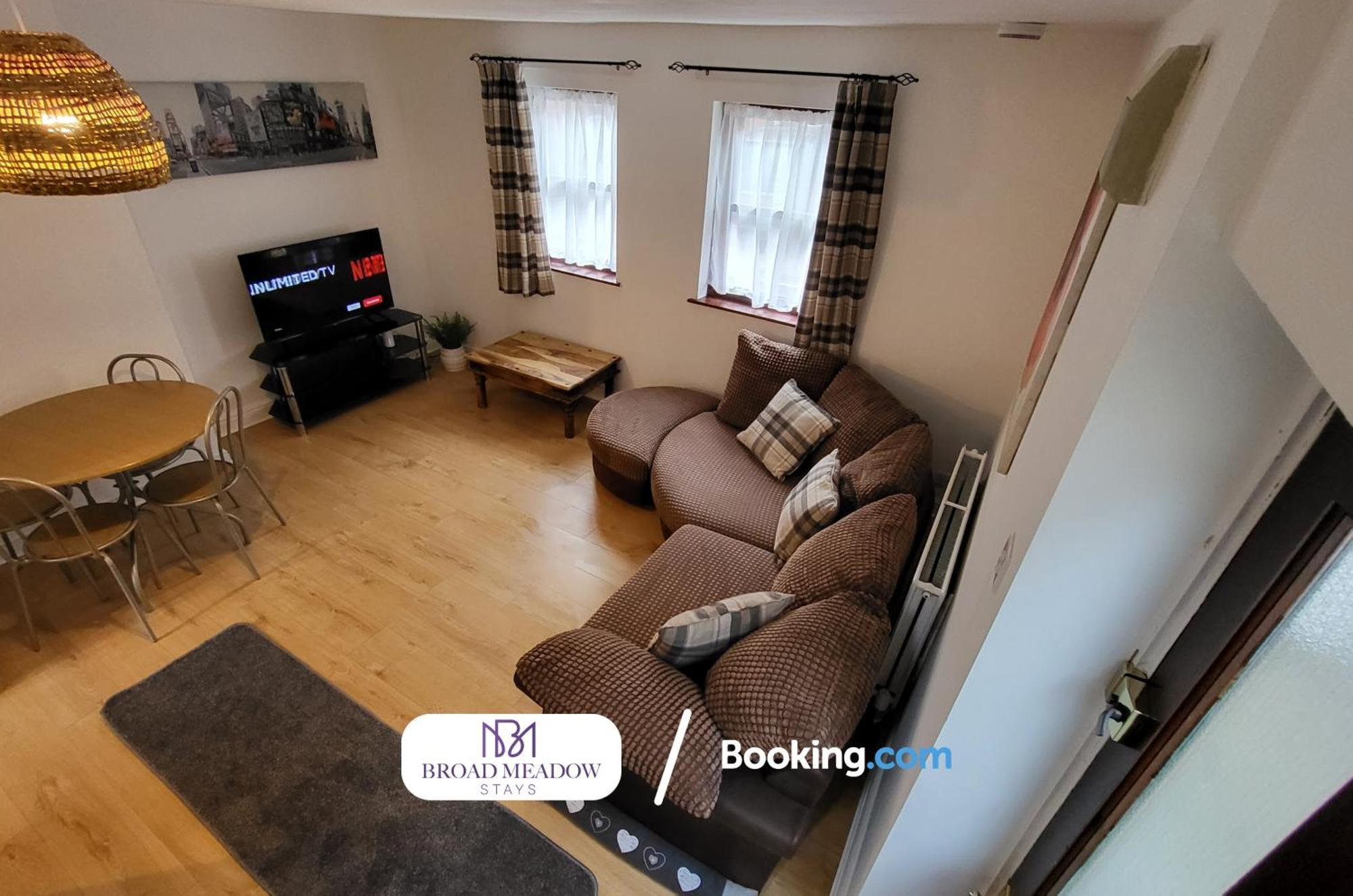 Broad Meadow Stays: 3-bed House With Parking In Holiday home
