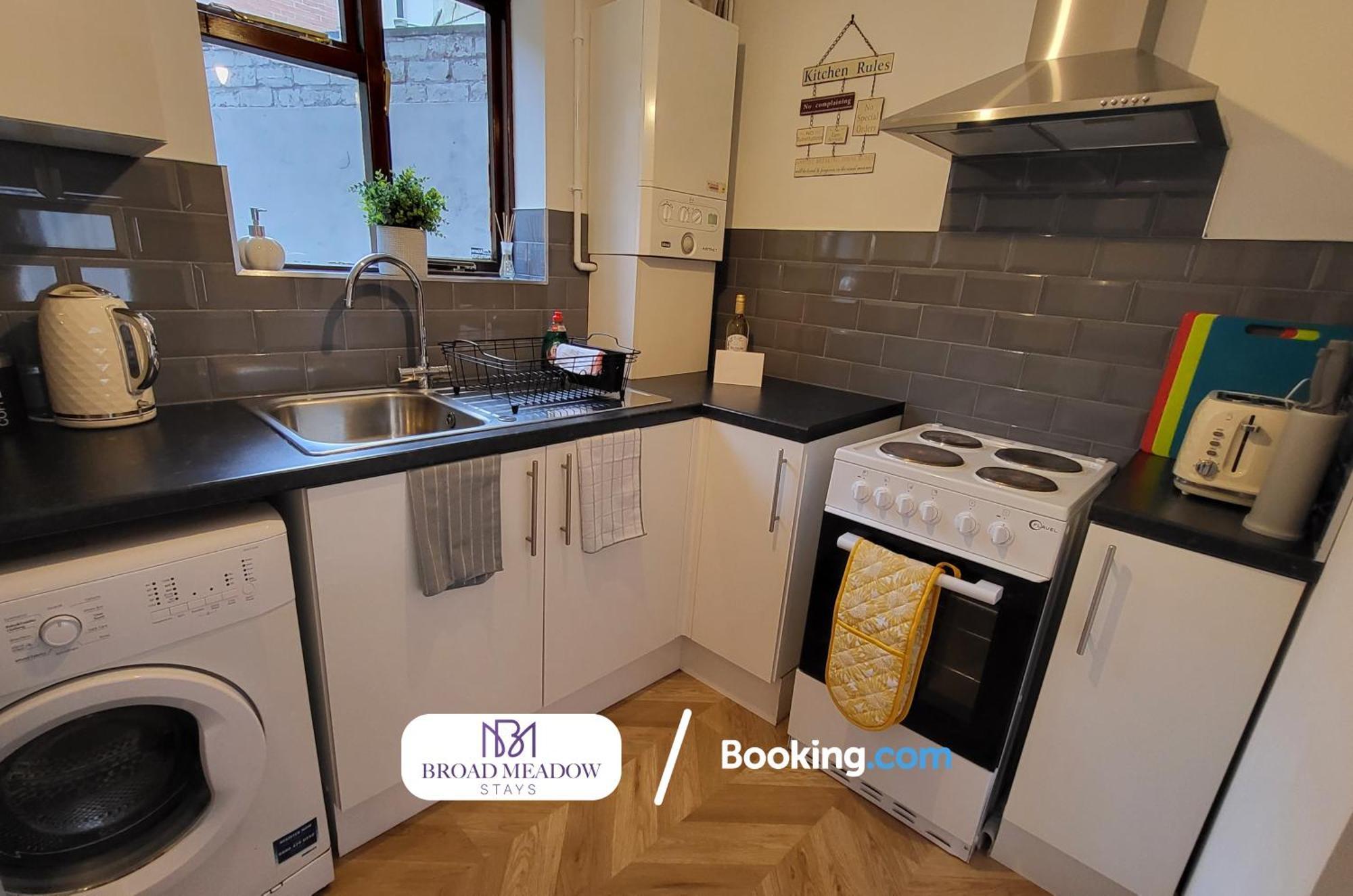 Broad Meadow Stays: 3-bed House With Parking In Holiday home *