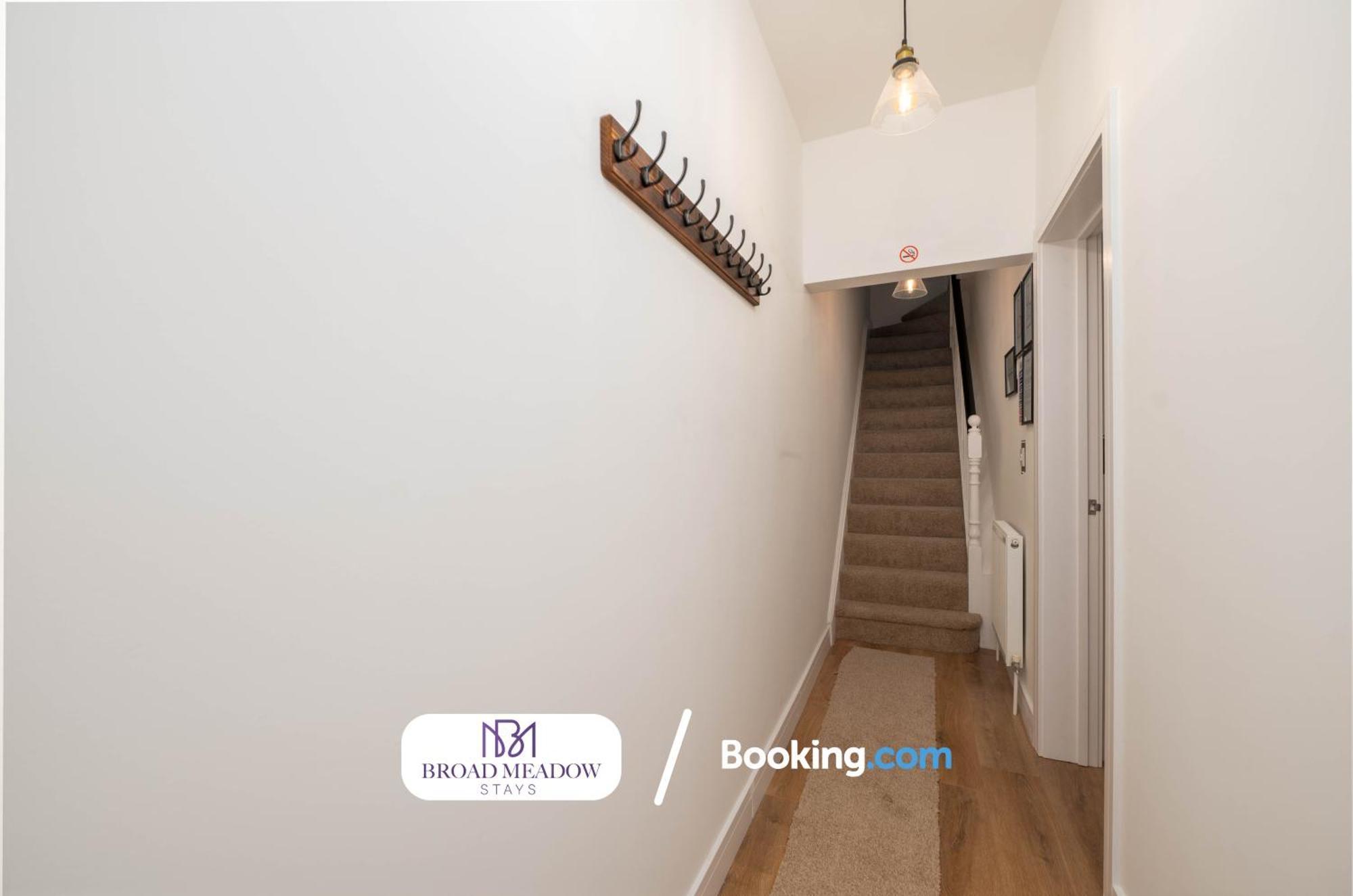 Urban Escape L Last-minute Special L Sleeps 6 L 3-bed By Broad Meadow Stays, L Free Wi-fi L Monks Holiday home *