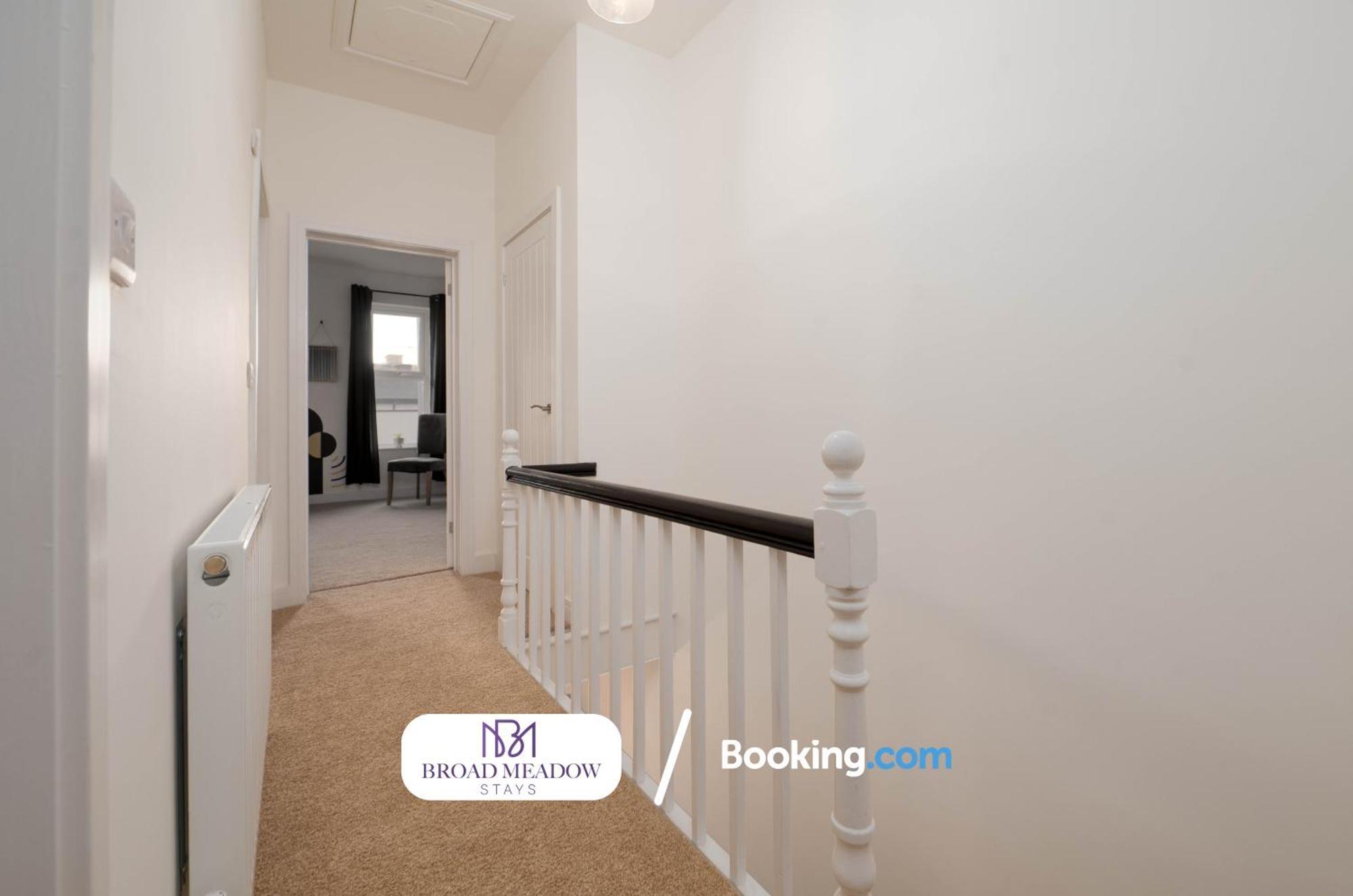 Urban Escape L Last-minute Special L Sleeps 6 L 3-bed By Broad Meadow Stays, L Free Wi-fi L Monks Holiday home
