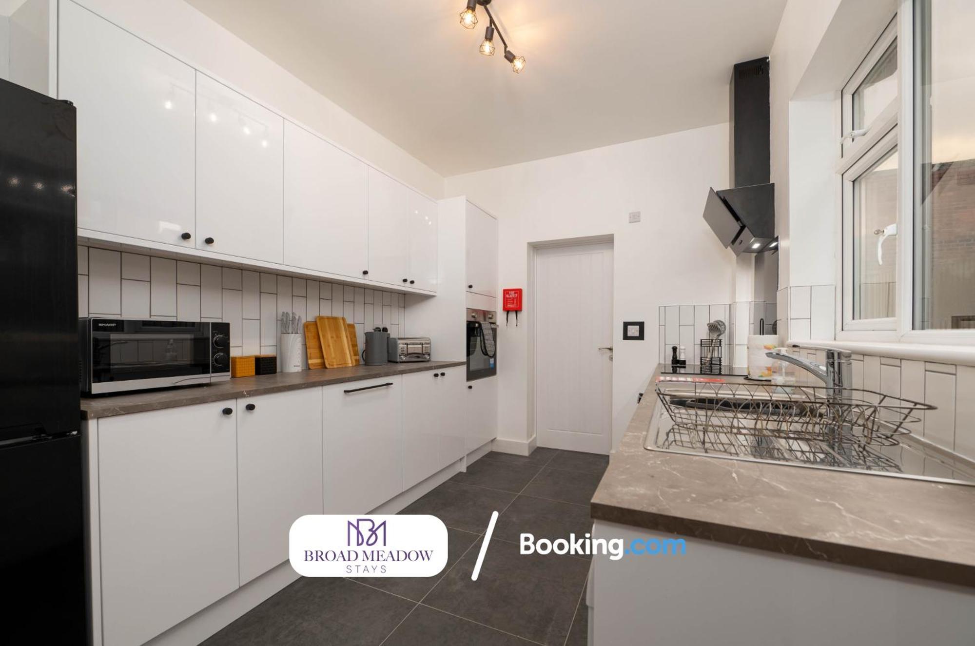 Urban Escape L Last-minute Special L Sleeps 6 L 3-bed By Broad Meadow Stays, L Free Wi-fi L Monks Holiday home Lincoln