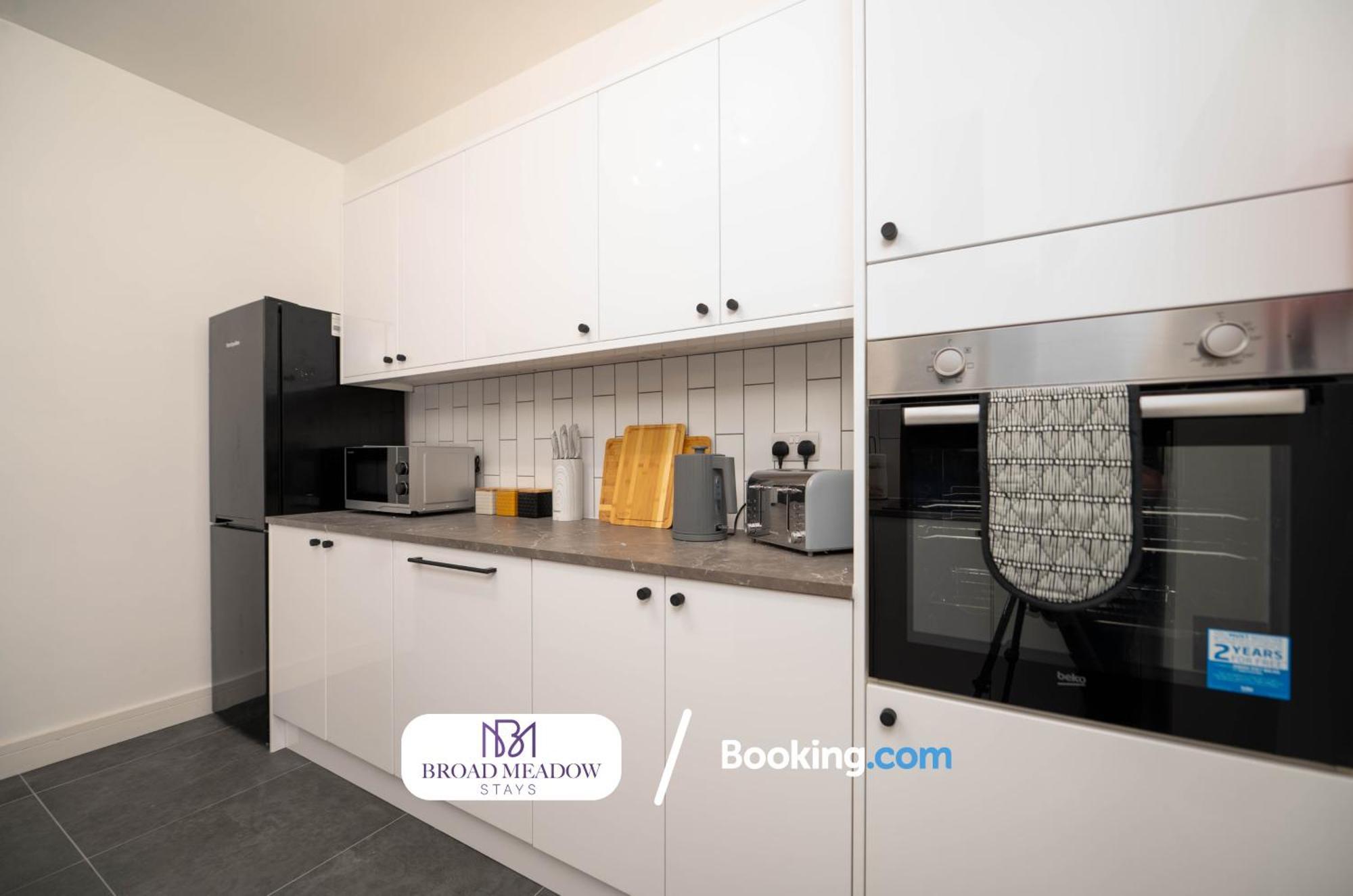 Urban Escape L Last-minute Special L Sleeps 6 L 3-bed By Broad Meadow Stays, L Free Wi-fi L Monks Holiday home