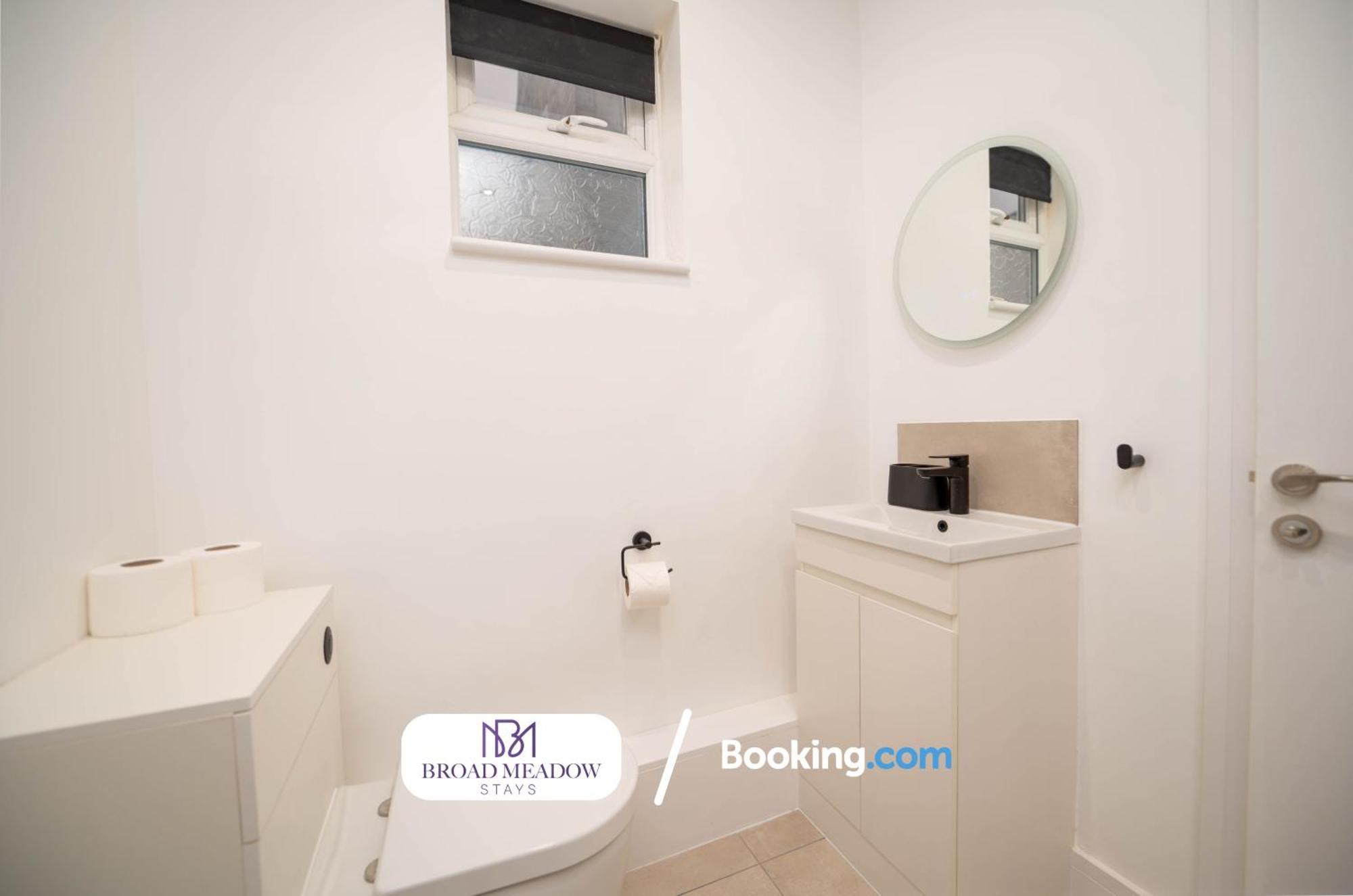 Holiday home Urban Escape L Last-minute Special L Sleeps 6 L 3-bed By Broad Meadow Stays, L Free Wi-fi L Monks