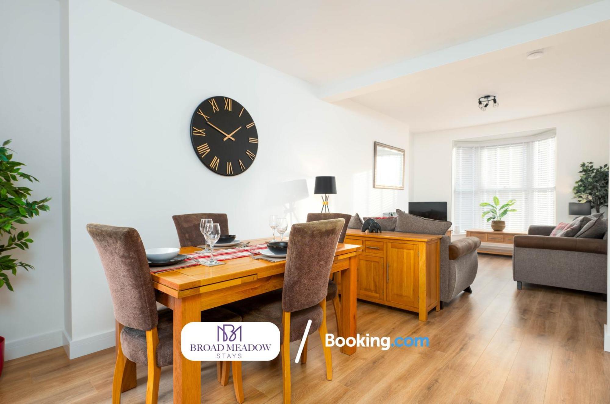 Urban Escape L Last-minute Special L Sleeps 6 L 3-bed By Broad Meadow Stays, L Free Wi-fi L Monks Holiday home