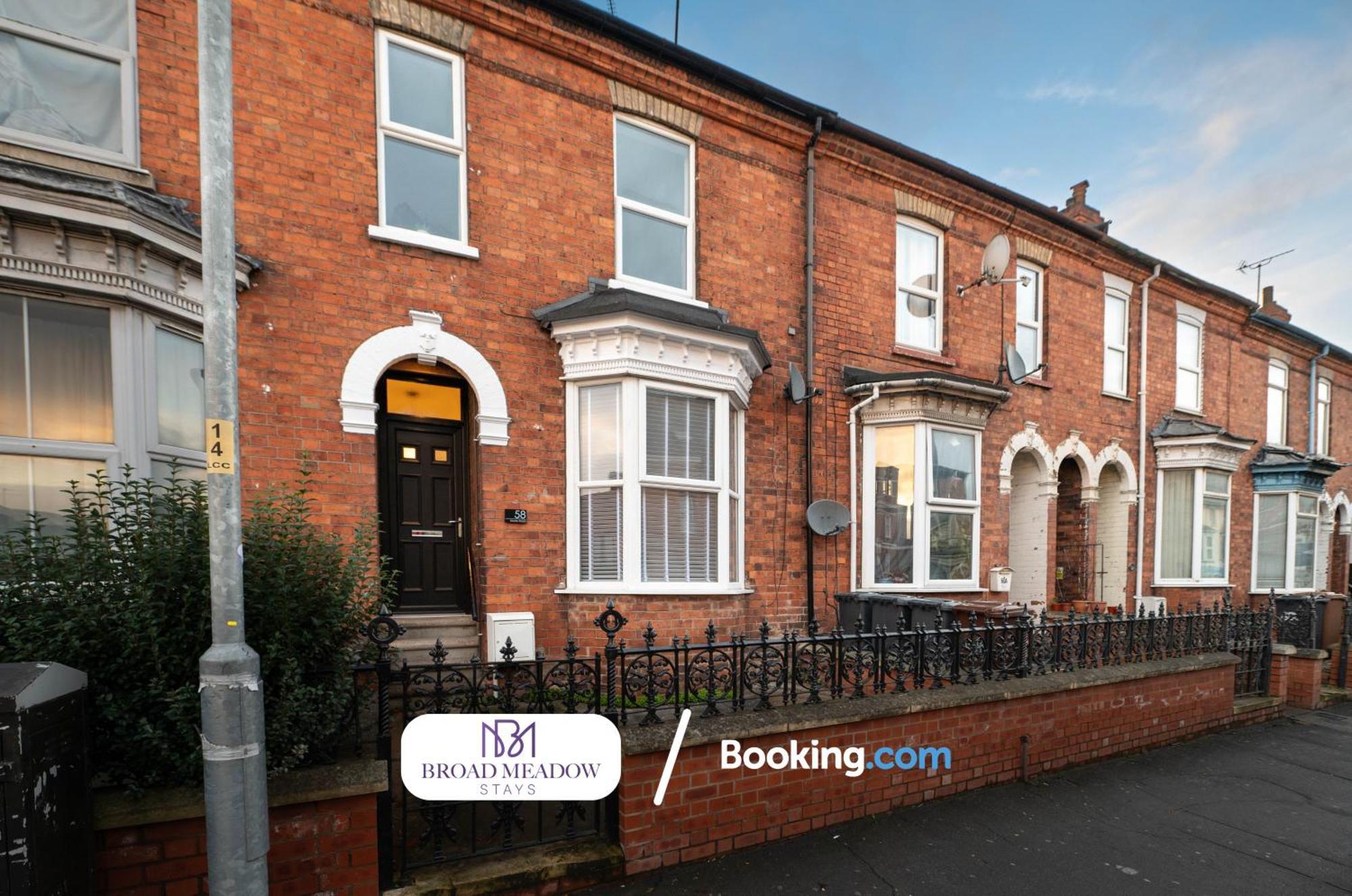 Urban Escape L Last-minute Special L Sleeps 6 L 3-bed By Broad Meadow Stays, L Free Wi-fi L Monks Holiday home *