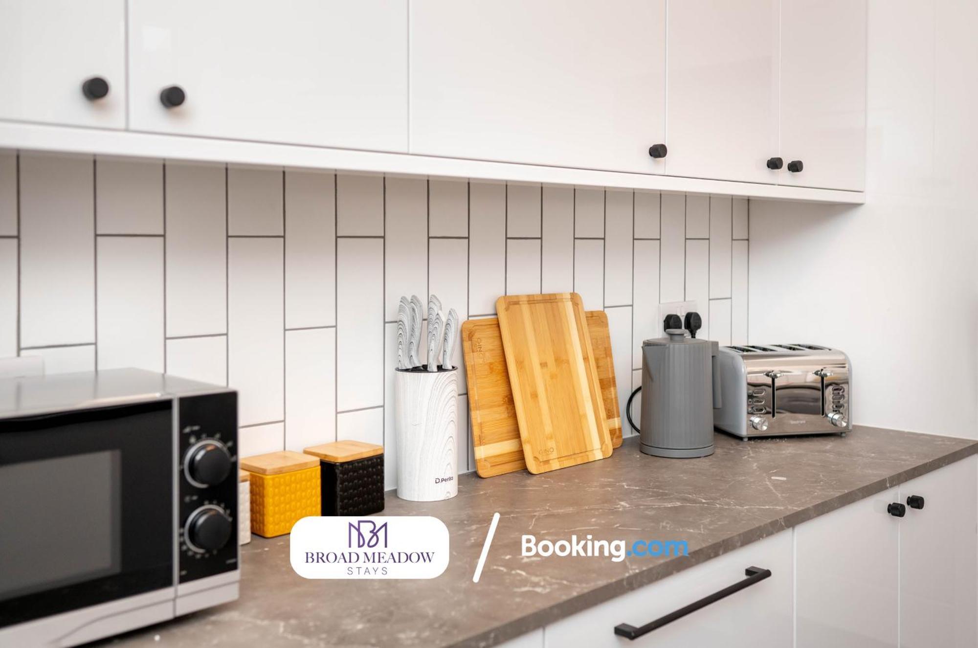 Holiday home Urban Escape L Last-minute Special L Sleeps 6 L 3-bed By Broad Meadow Stays, L Free Wi-fi L Monks