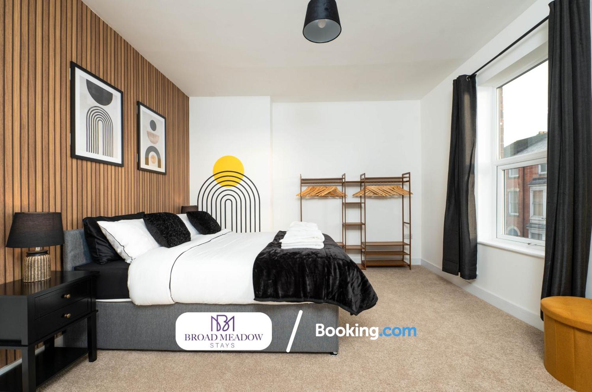 Urban Escape L Last-minute Special L Sleeps 6 L 3-bed By Broad Meadow Stays, L Free Wi-fi L Monks Holiday home *