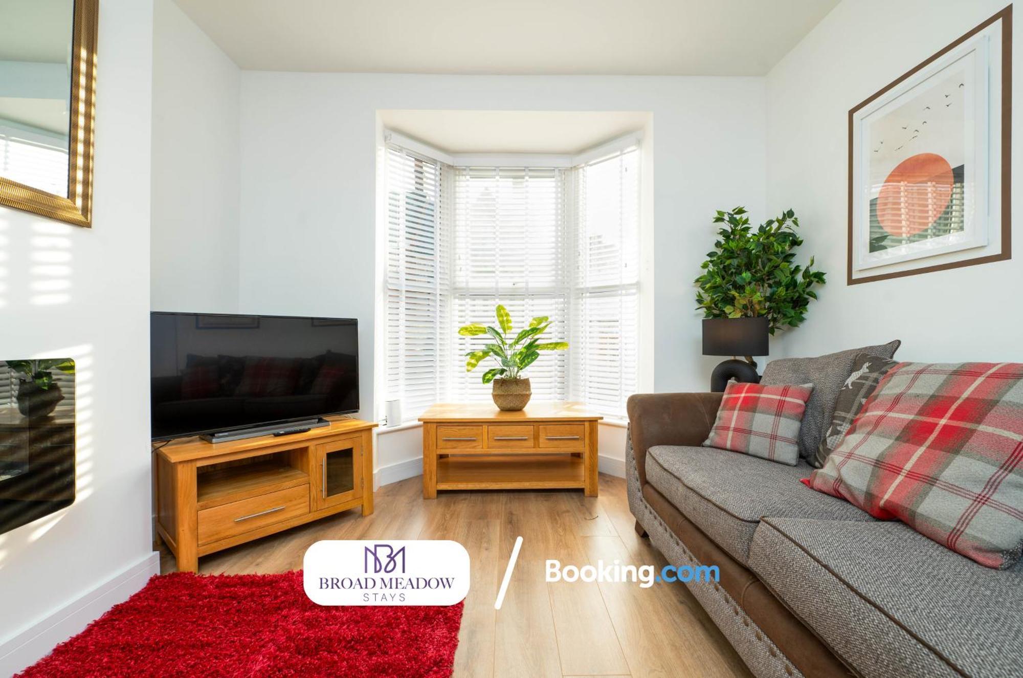 Urban Escape L Last-minute Special L Sleeps 6 L 3-bed By Broad Meadow Stays, L Free Wi-fi L Monks Holiday home *