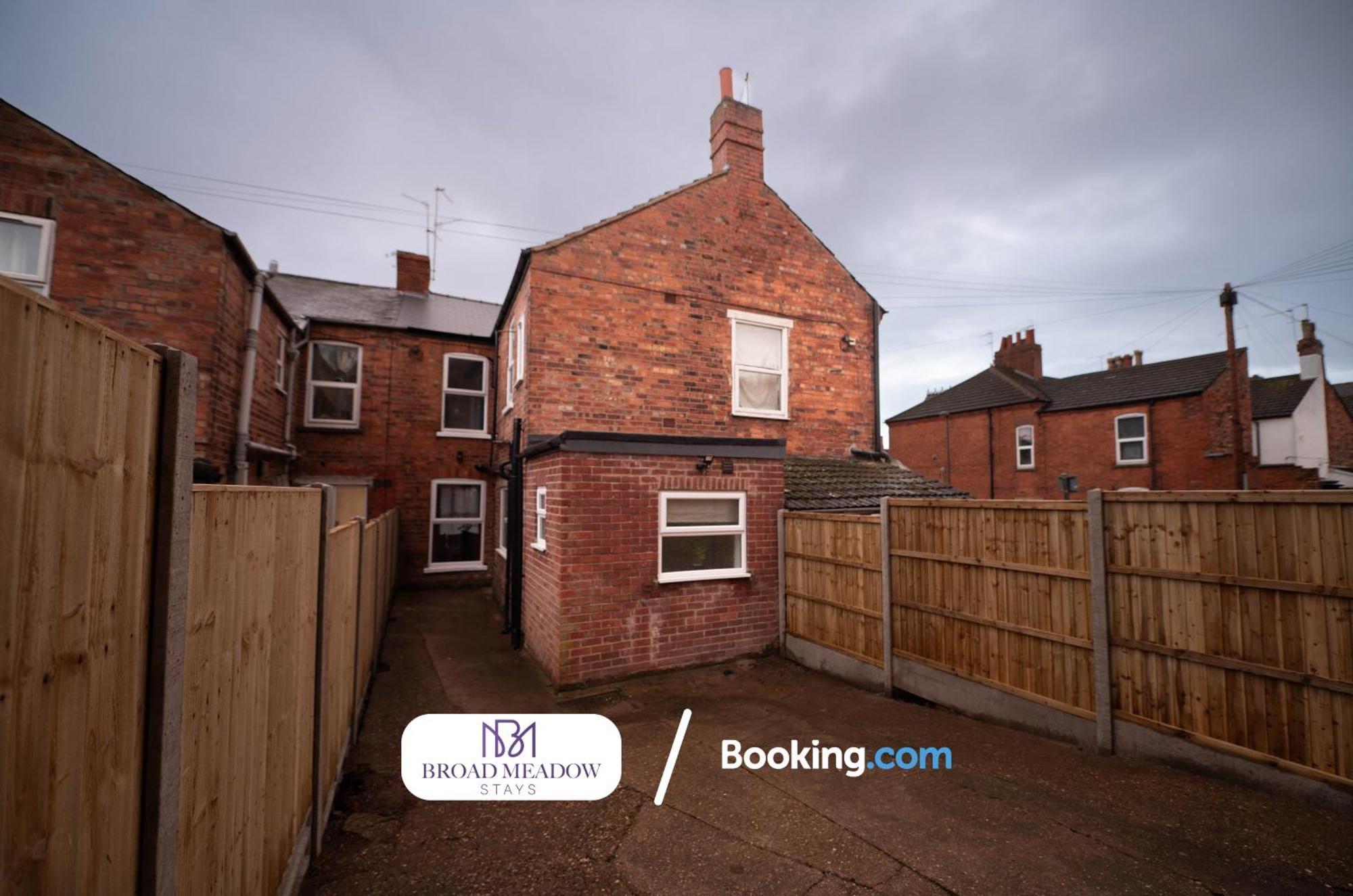 Urban Escape L Last-minute Special L Sleeps 6 L 3-bed By Broad Meadow Stays, L Free Wi-fi L Monks Holiday home