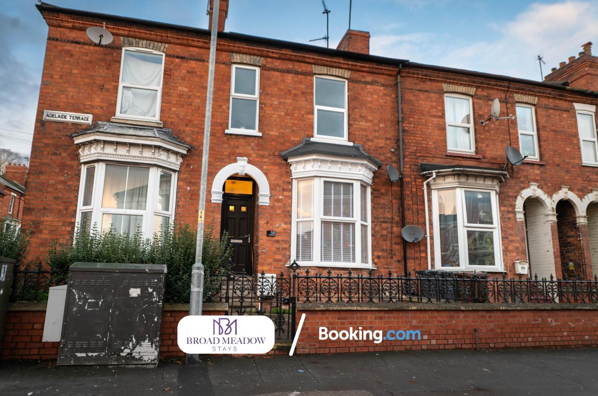 Urban Escape L Last-minute Special L Sleeps 6 L 3-bed By Broad Meadow Stays, L Free Wi-fi L Monks Holiday home