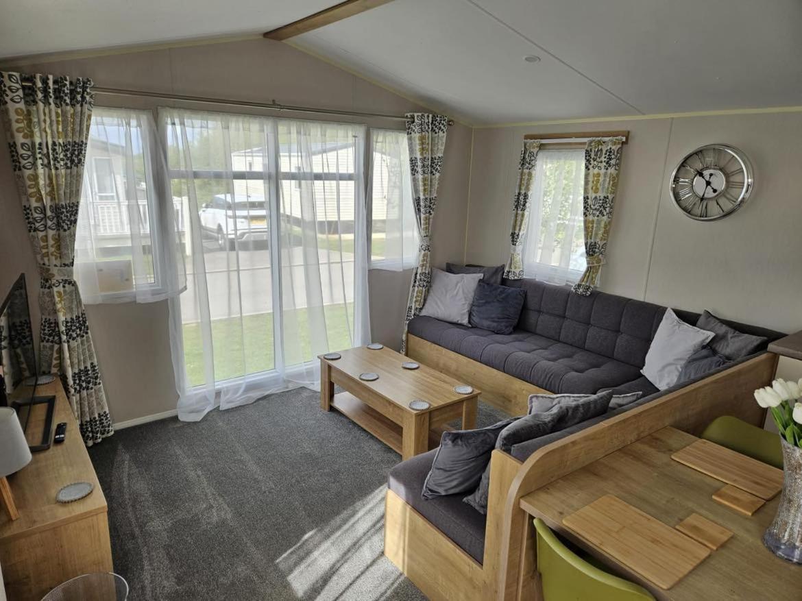 Holiday home Luxury Caravan 3 Bedroom 8 Berth With Hot-tub 2 Nights Minimum Please, Parties 6 And Above A Bond Is Required