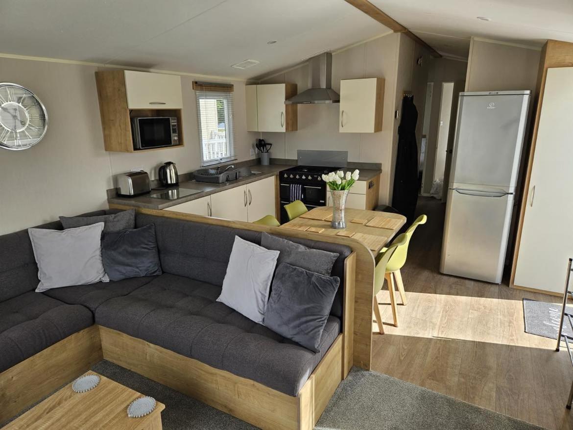 Luxury Caravan 3 Bedroom 8 Berth With Hot-tub 2 Nights Minimum Please, Parties 6 And Above A Bond Is Required *