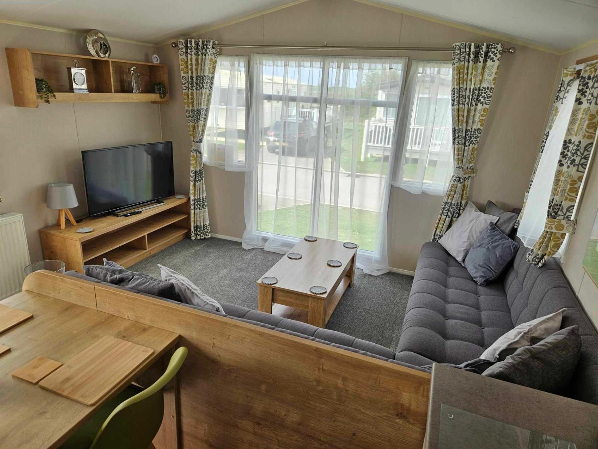 Luxury Caravan 3 Bedroom 8 Berth With Hot-tub 2 Nights Minimum Please, Parties 6 And Above A Bond Is Required Holiday home *
