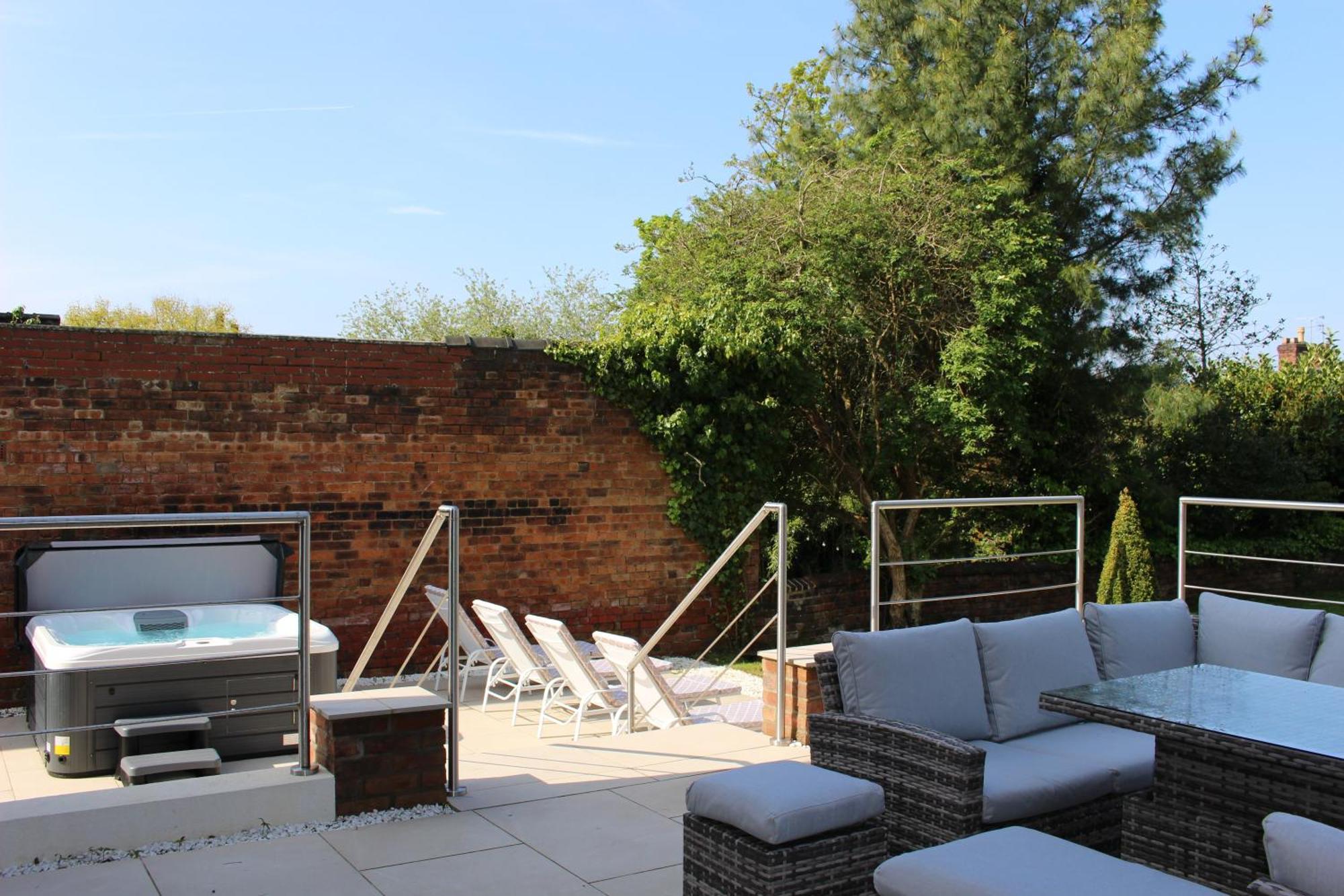 Our House Collective - Luxury In Centre, Hot Tub, Sleeps 16 *