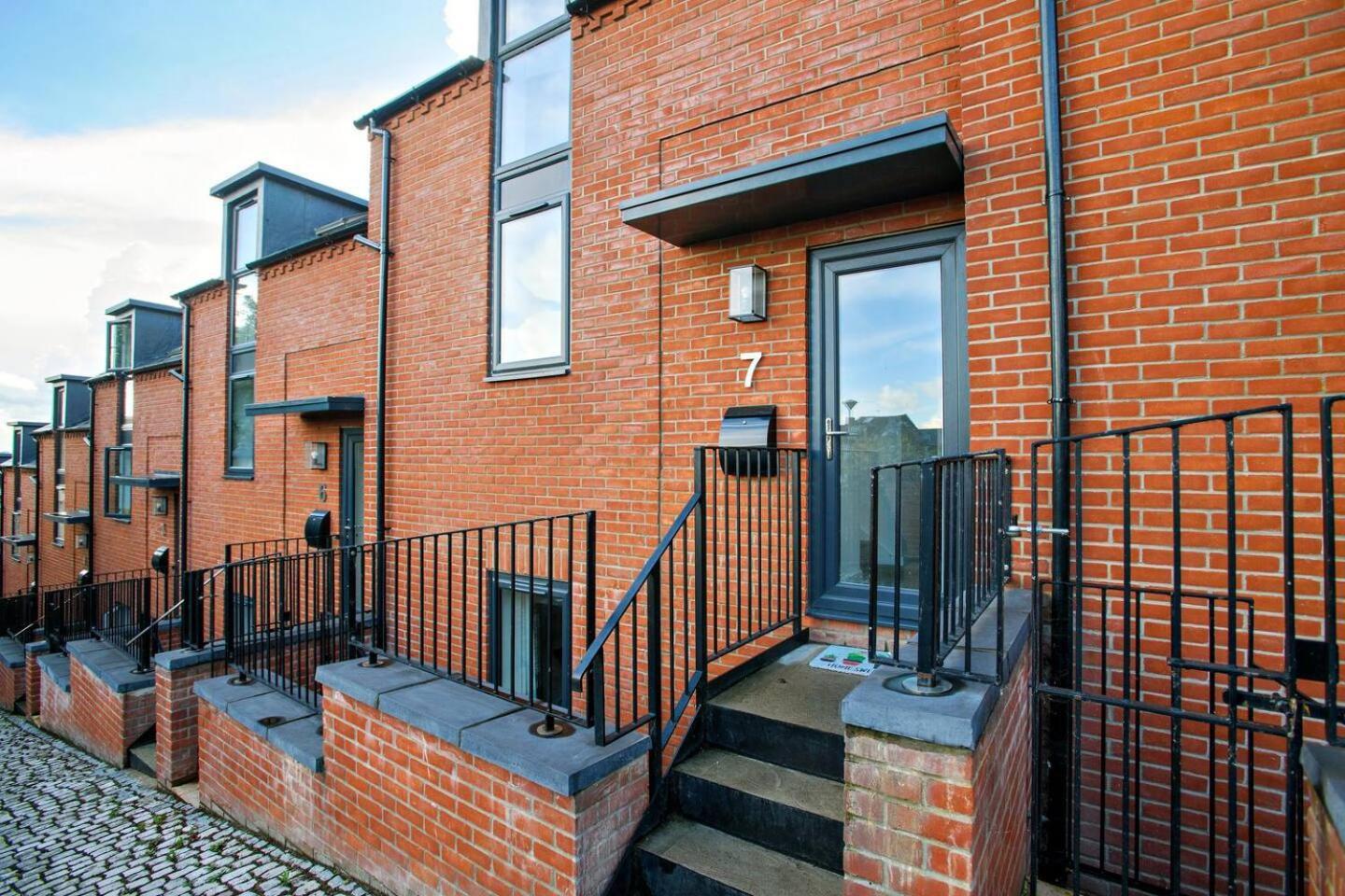 Pass The Keys Motherby 7 - Town House Close To River Front