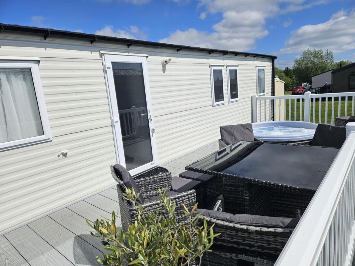 Holiday home Luxury Caravan 3 Bedroom 8 Berth With Hot-tub 2 Nights Minimum Please, Parties 6 And Above A Bond Is Required Lincoln