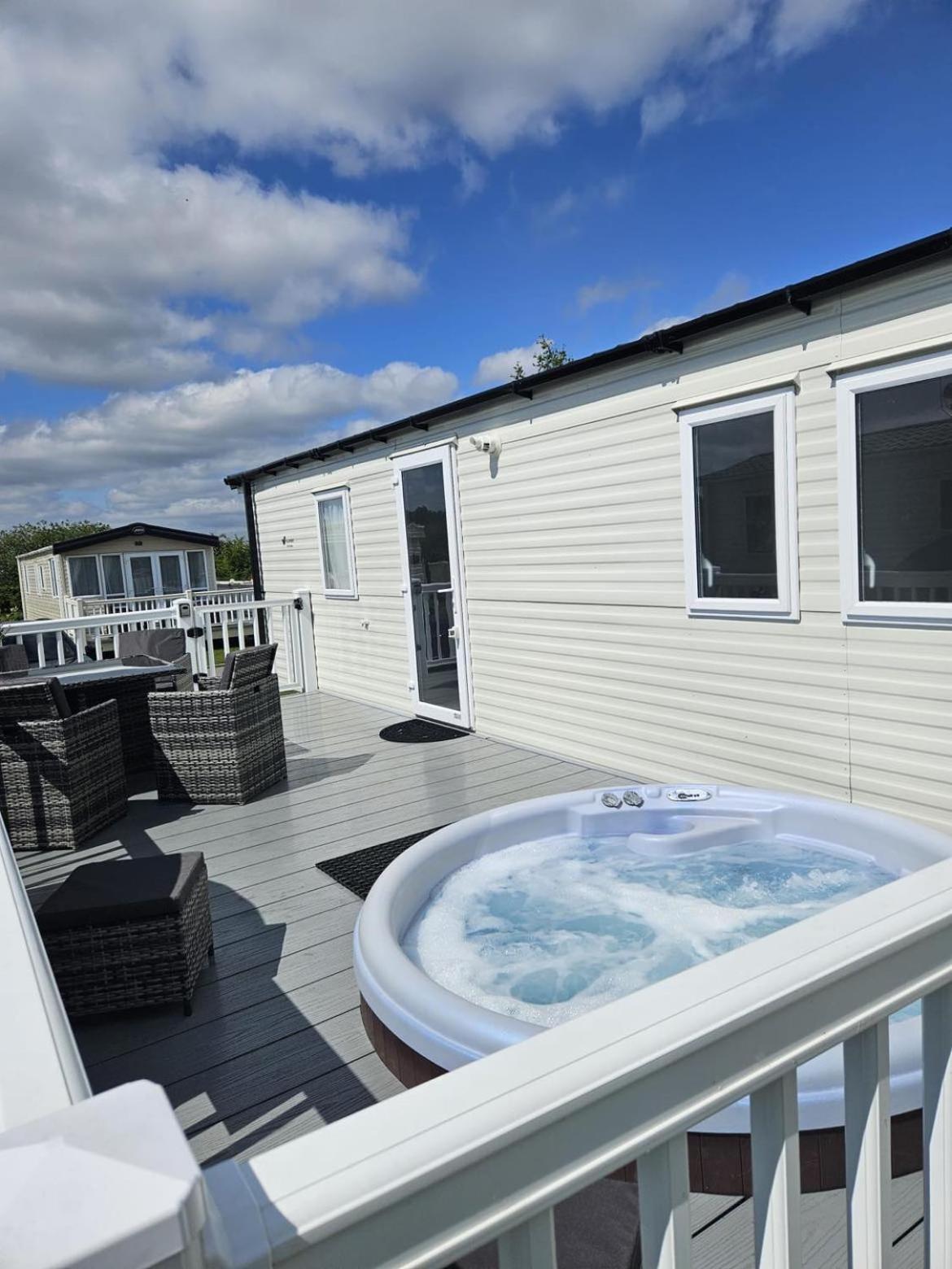 Holiday home Luxury Caravan 3 Bedroom 8 Berth With Hot-tub 2 Nights Minimum Please, Parties 6 And Above A Bond Is Required