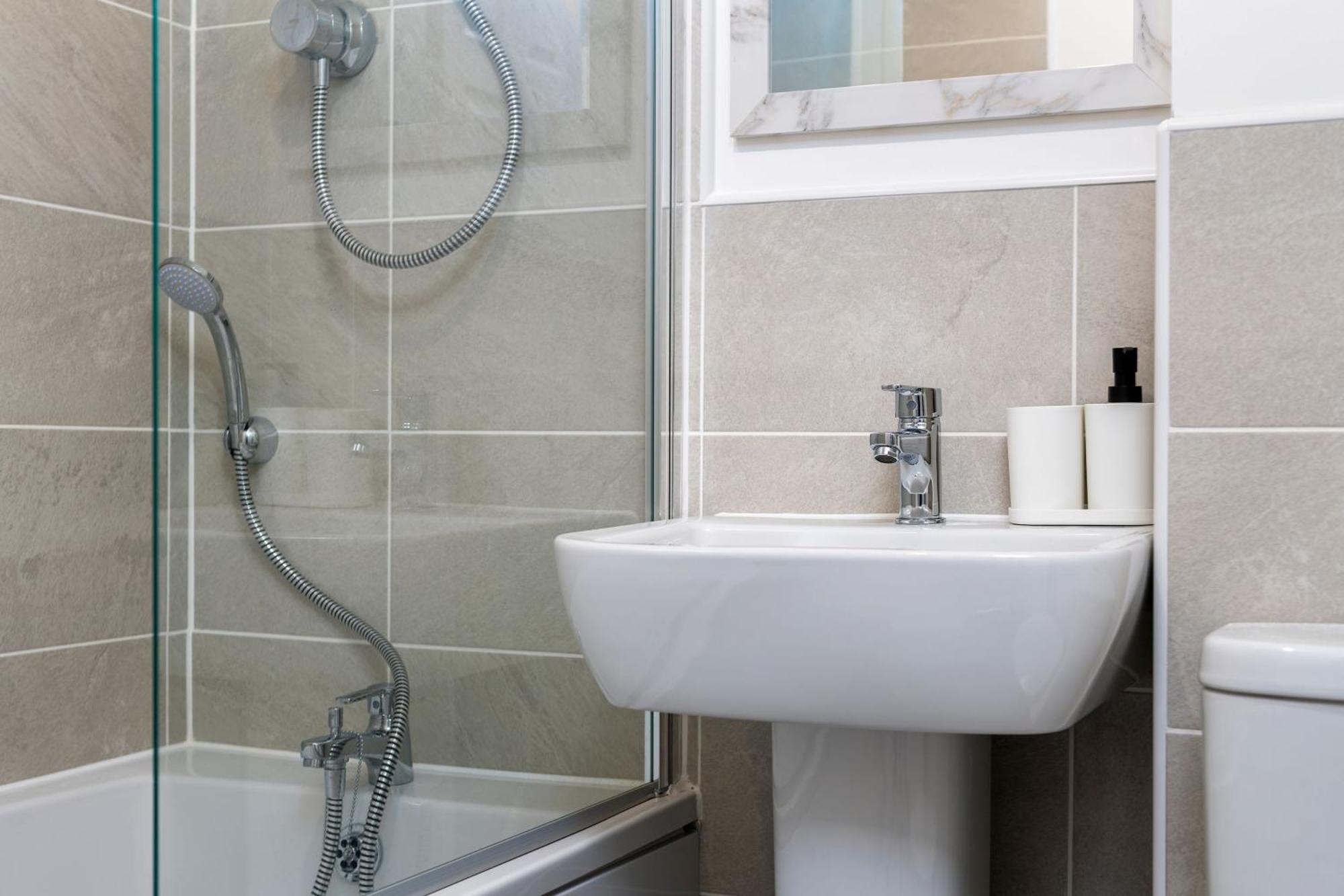 The Holt-ideal For Contractors- Sylish 2 Bedrooms Apartment-parking Guest house Lincoln