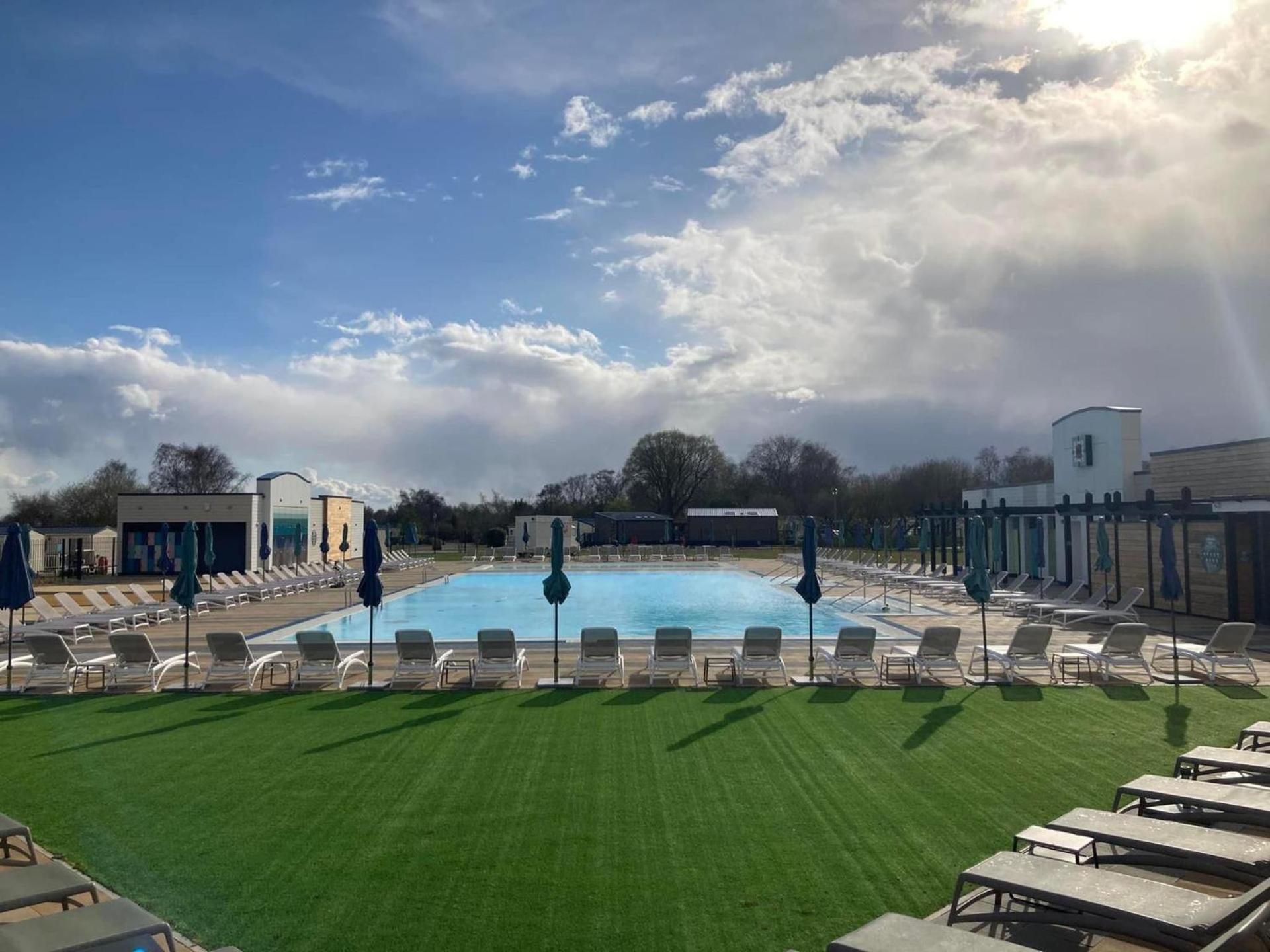 Tattershall Lakes Pet Friendly Hot Tub Breaks *