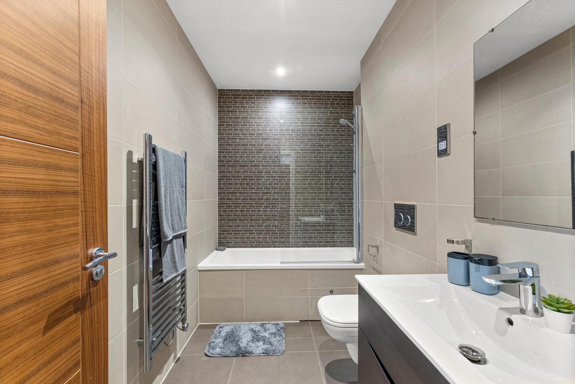 Apartment Designer Apartment In Central Lincoln - Sleeps 8 *