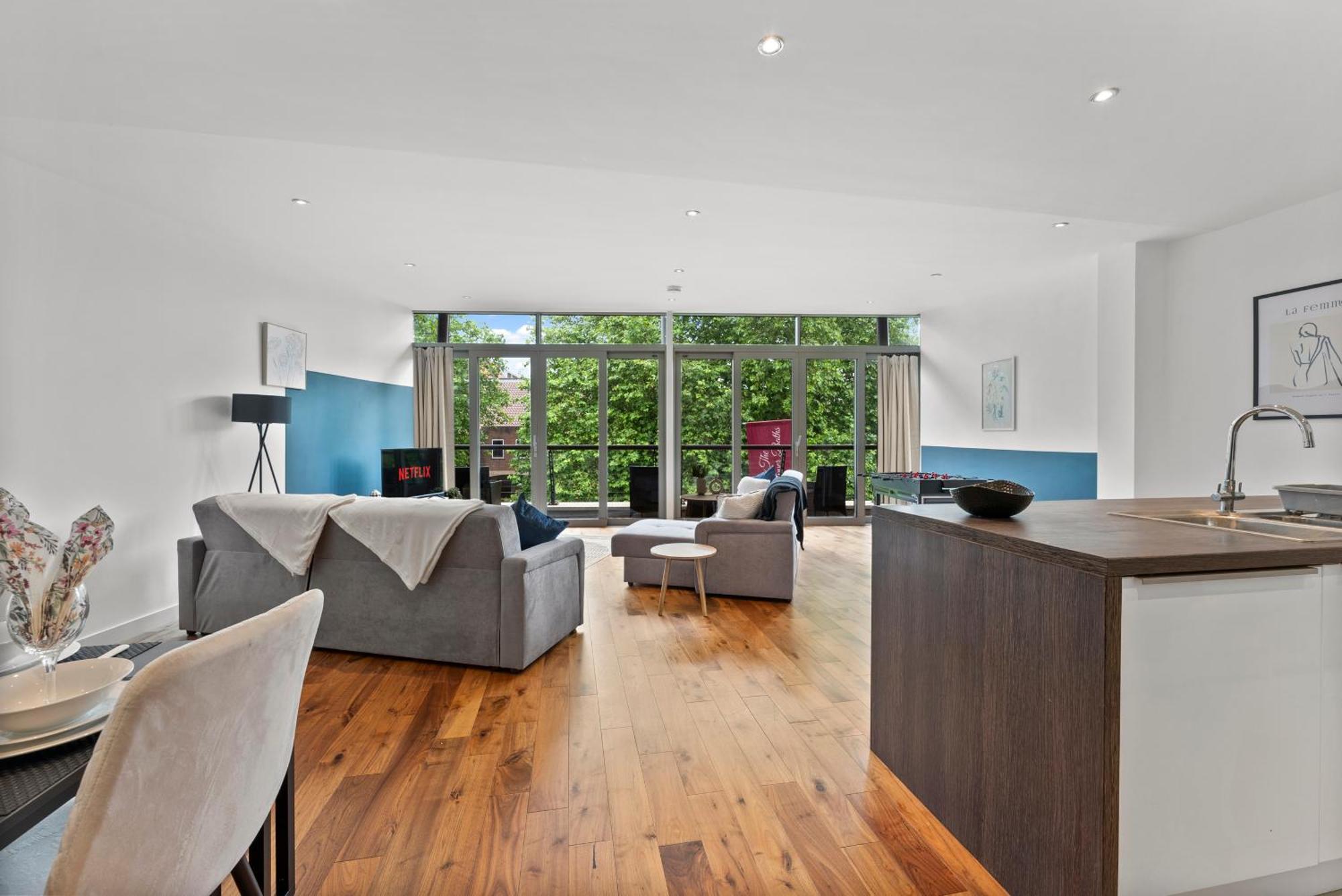 Apartment Designer Apartment In Central Lincoln - Sleeps 8 *