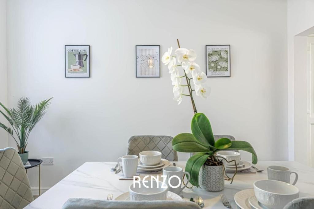 Apartment Cosy And Lovely 3-bed In By Renzo, Free Wi-fi, Sleeps 8! Lincoln