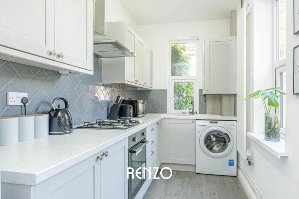Cosy And Lovely 3-bed In By Renzo, Free Wi-fi, Sleeps 8! Lincoln