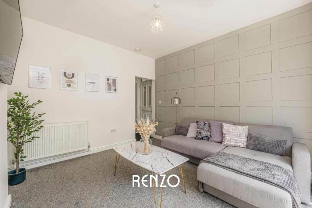 Apartment Cosy And Lovely 3-bed In By Renzo, Free Wi-fi, Sleeps 8! *