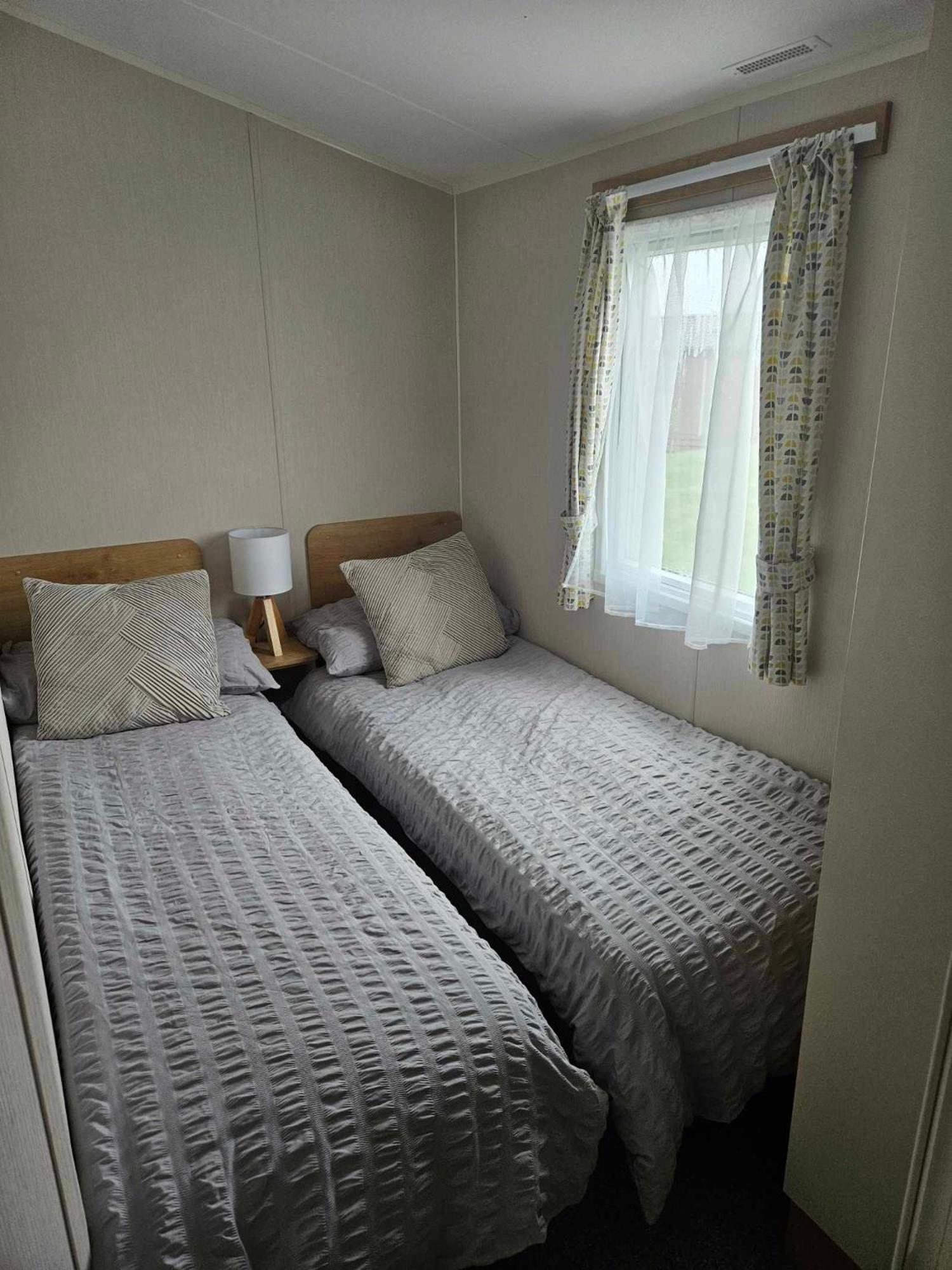 Luxury Caravan 3 Bedroom 8 Berth With Hot-tub 2 Nights Minimum Please, Parties 6 And Above A Bond Is Required Holiday home