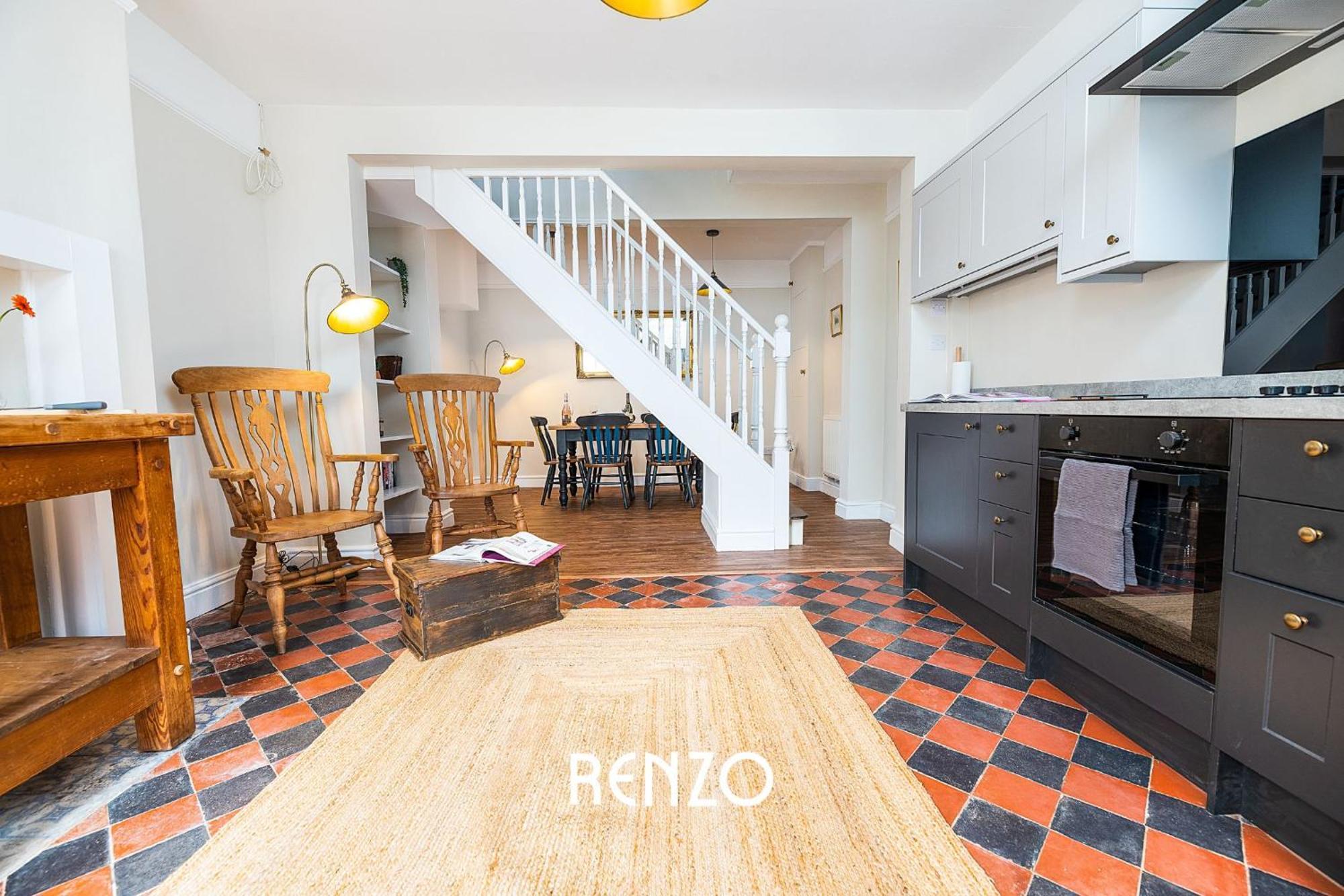Immaculate And Bright 3-bed In By Renzo, Close To Hospital, Free Wi-fi! Apartment