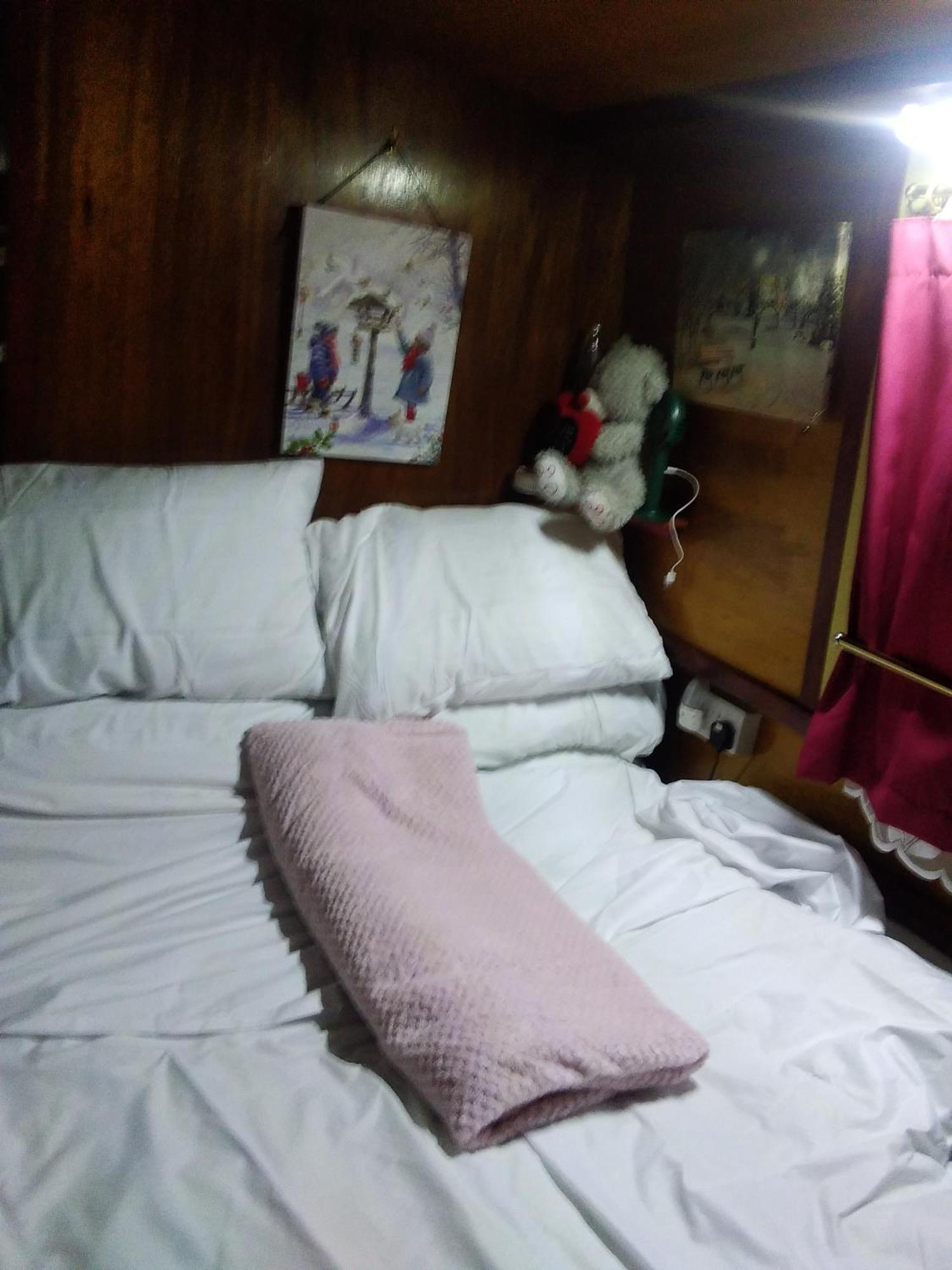 Botel Rosie And Jim Retreat Town Centre With A Hot Tub *