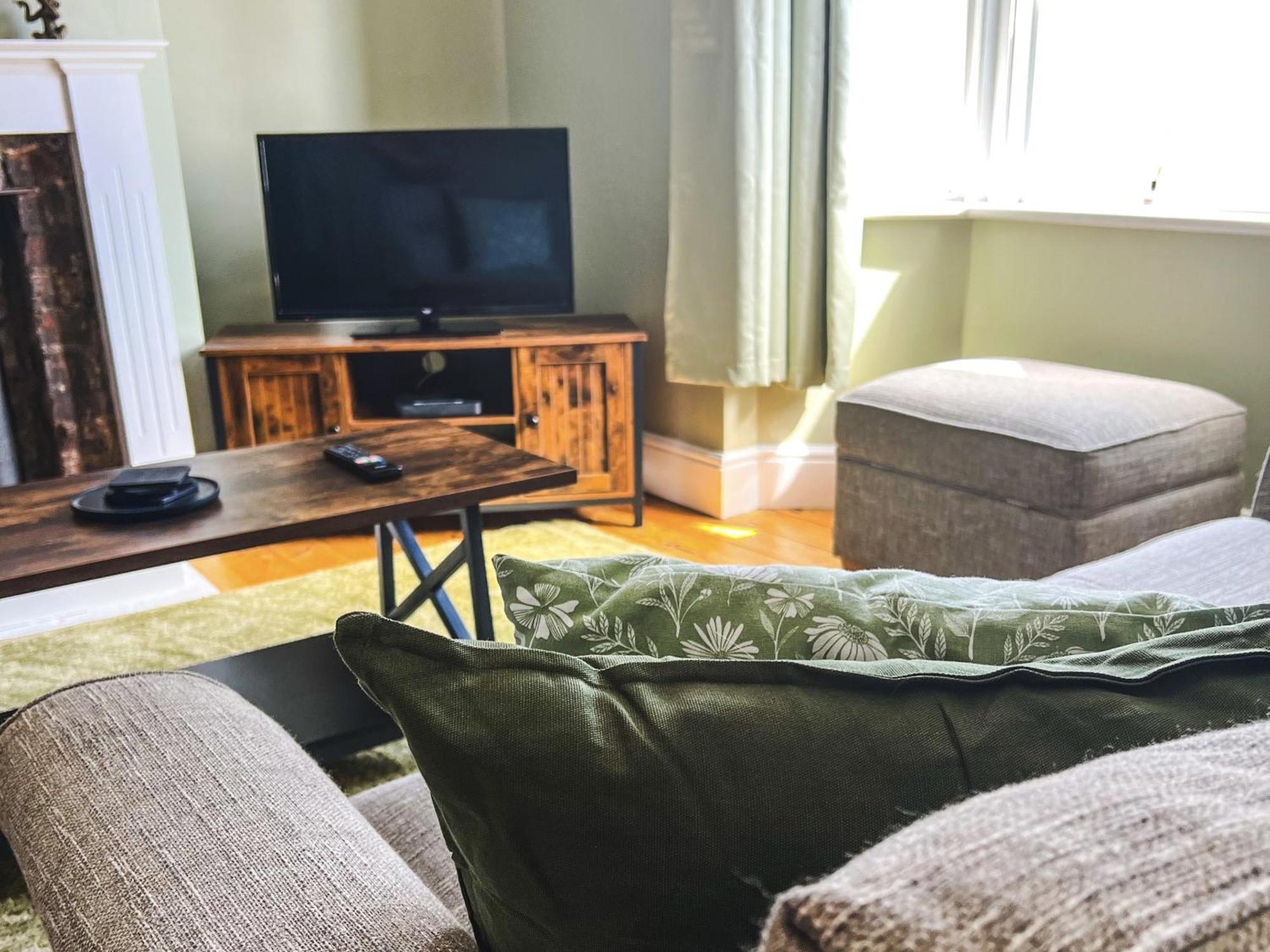 Cecil House - Stylish 2-bed, Sleeps 5 Guests, Free Parking, Close To Cathedral, Bars & Restaurants *