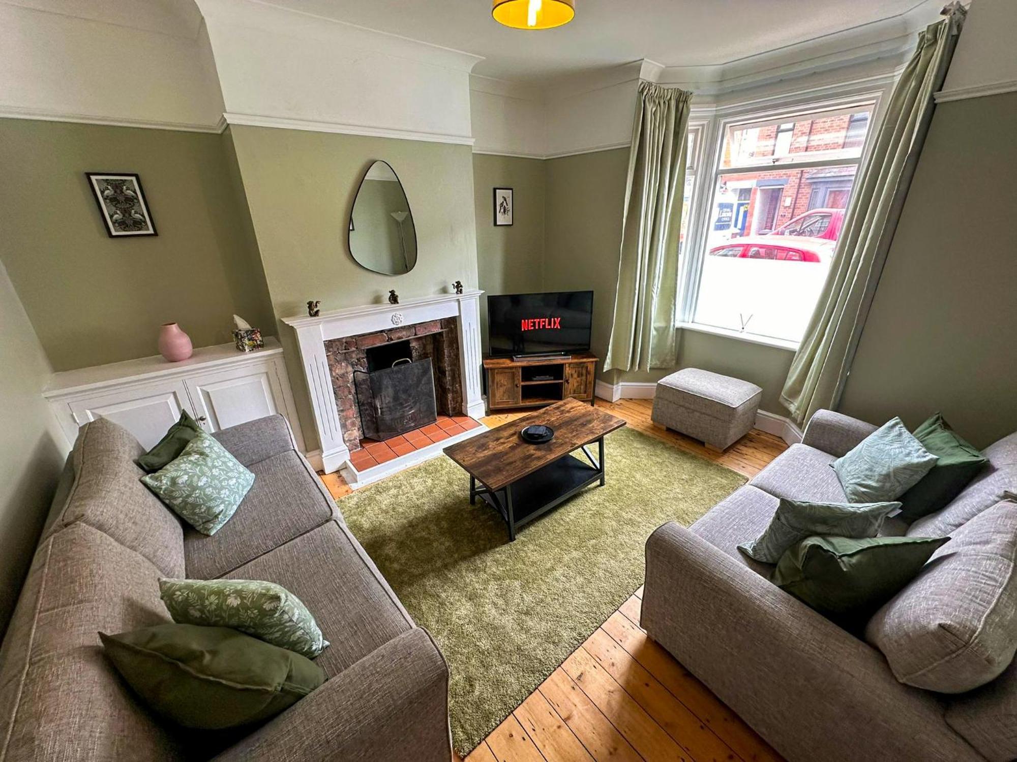 Cecil House - Stylish 2-bed, Sleeps 5 Guests, Free Parking, Close To Cathedral, Bars & Restaurants * Lincoln