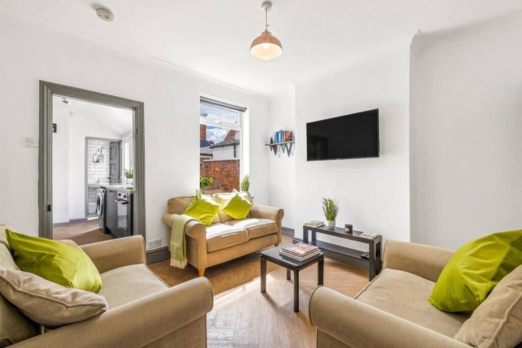 Apartment 3-bedroom Townhouse Short Term & Flexible Renting With Free Wifi & Free Parking *